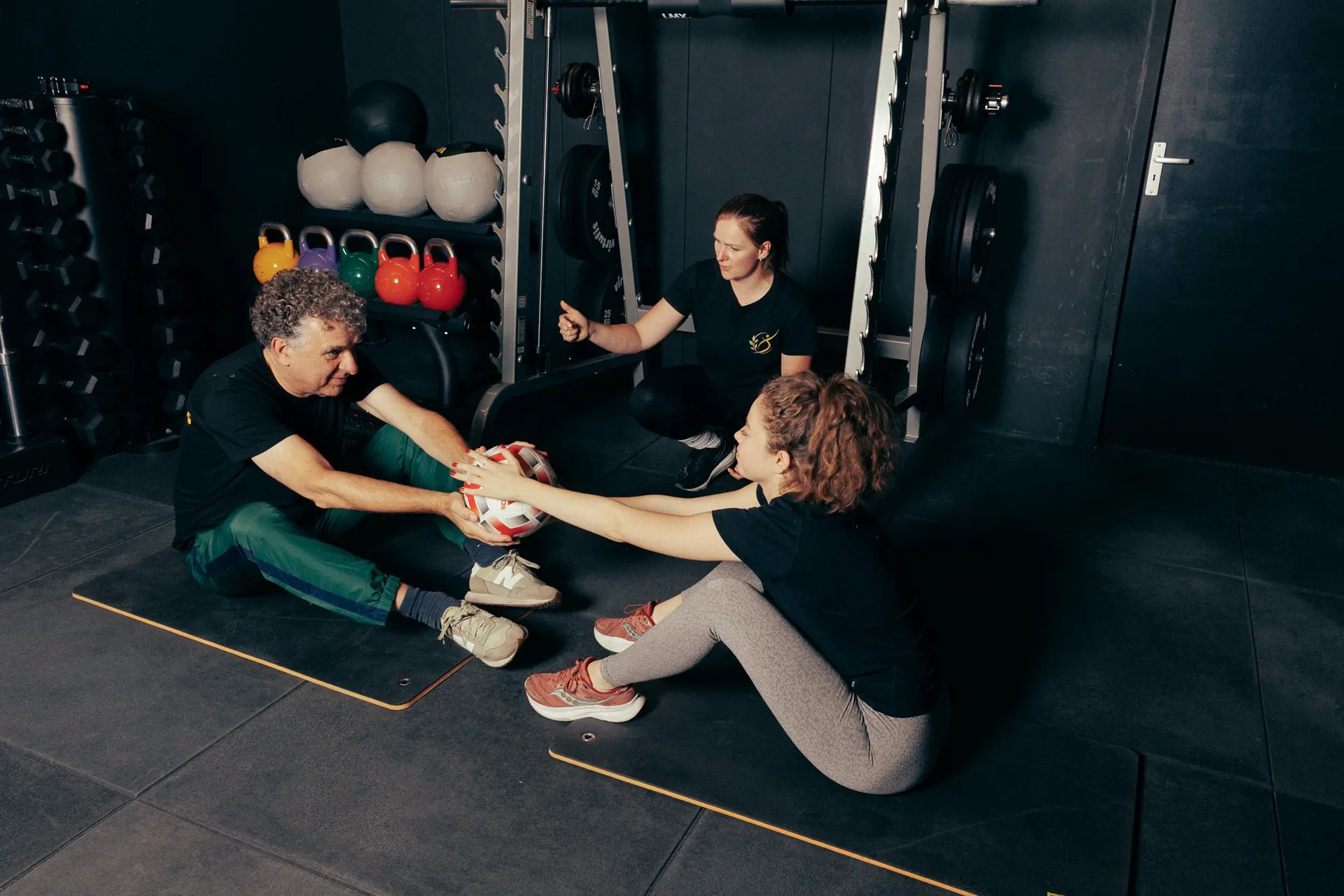 Samen trainen met een medicijnbal in de studio van LevelFit Enschede