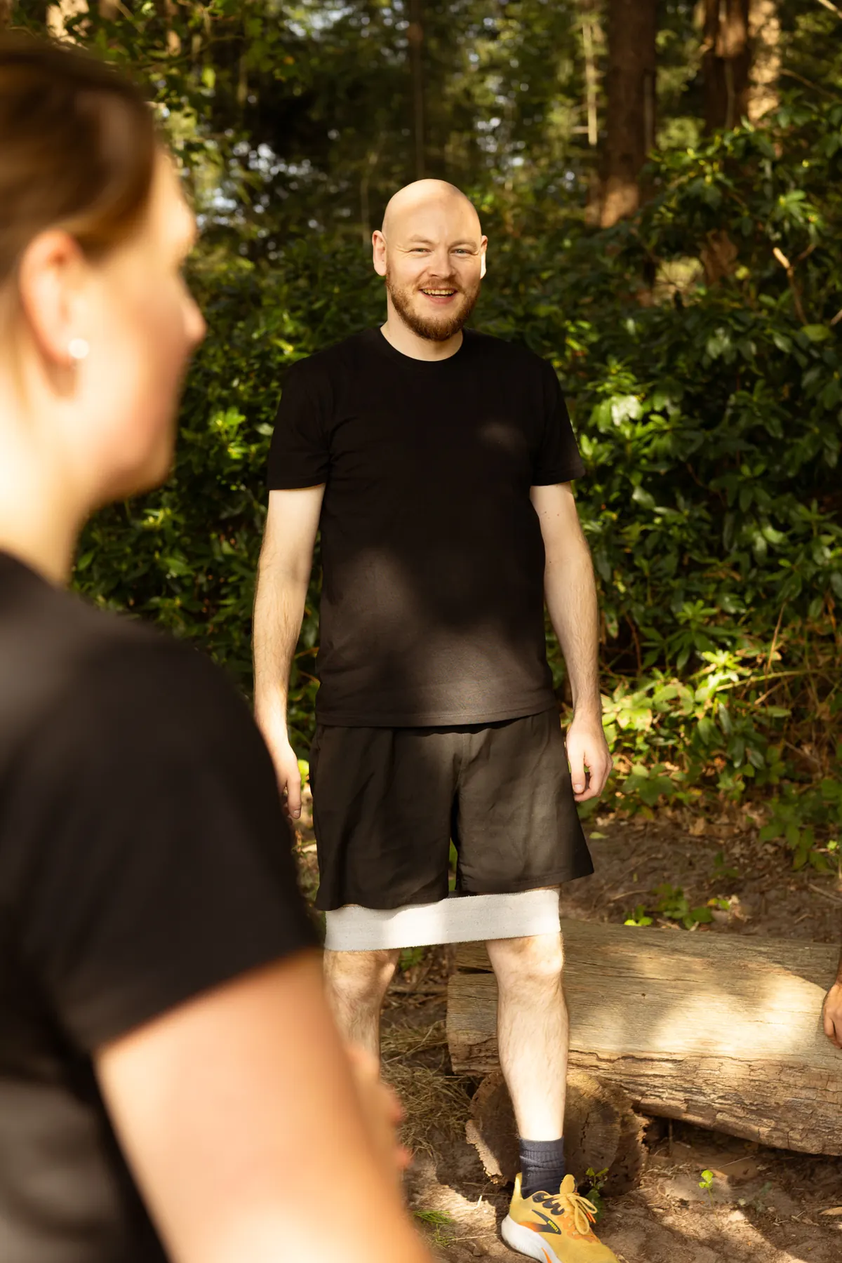 Deelnemer lacht tijdens de bootcamp in het Twekkelose bos met LevelFit Enschede