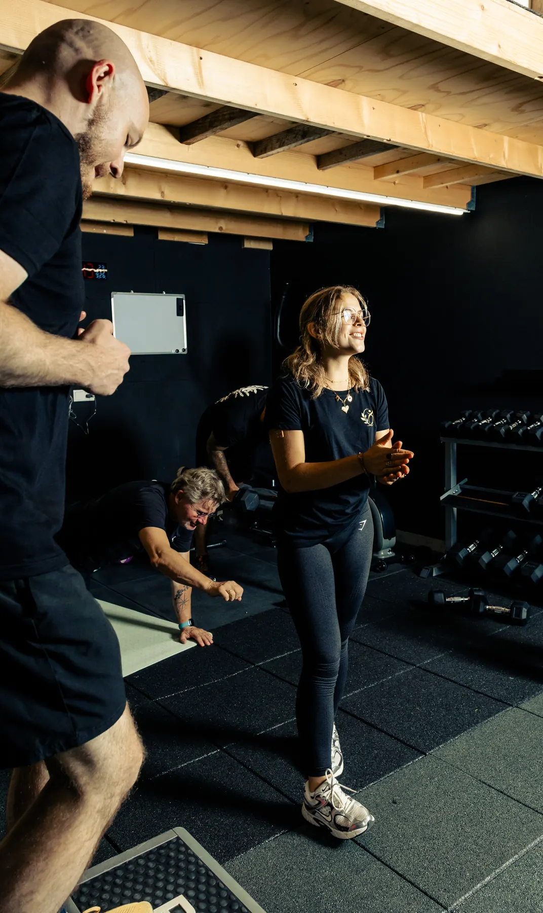 Myke moedigt de groep aan tijdens small group training in de studio van LevelFit Enschede