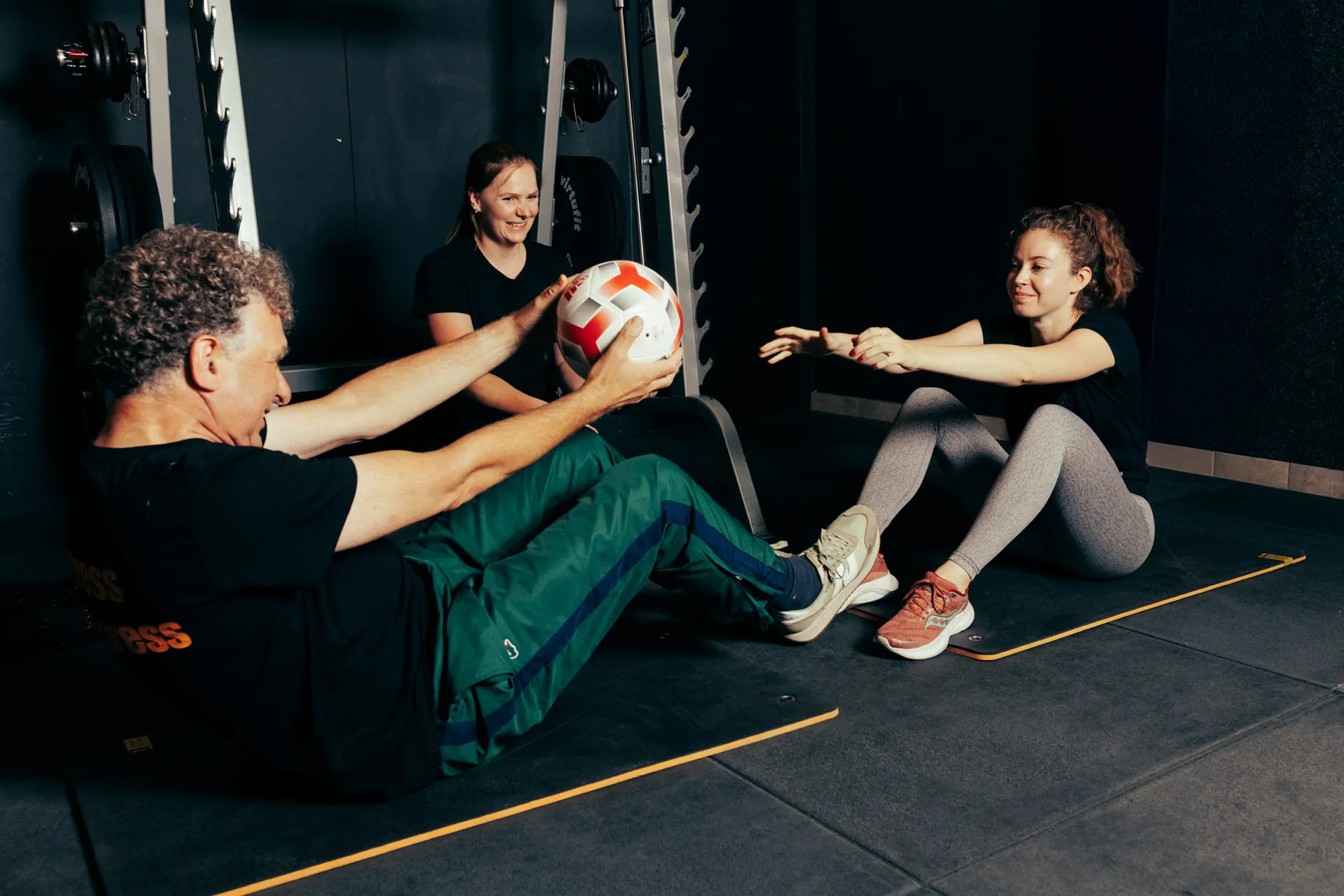 Duo training met een medicijnbal in de studio van LevelFit Enschede