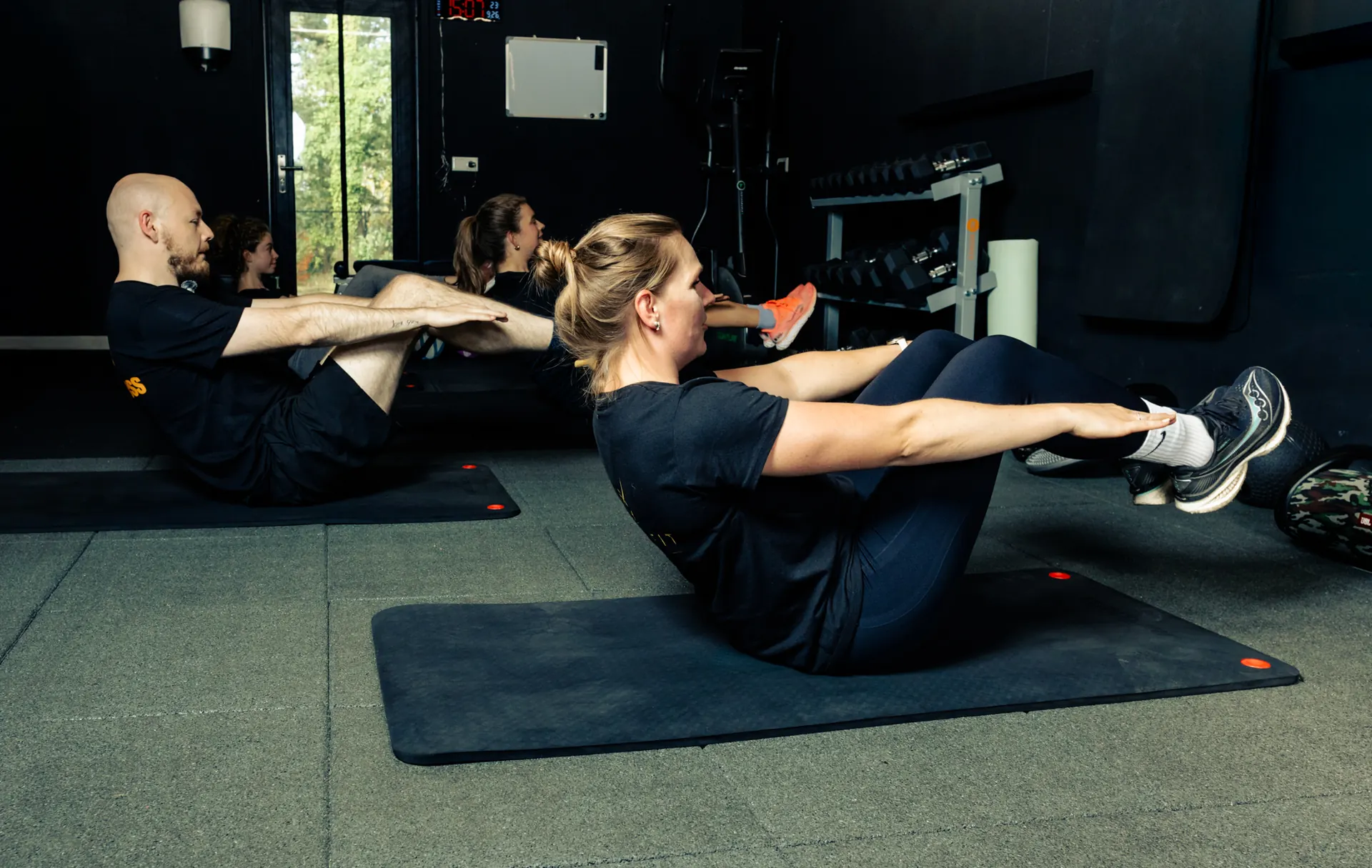 Buikspieroefeningen op de mat tijdens de BBB-les bij LevelFit Enschede
