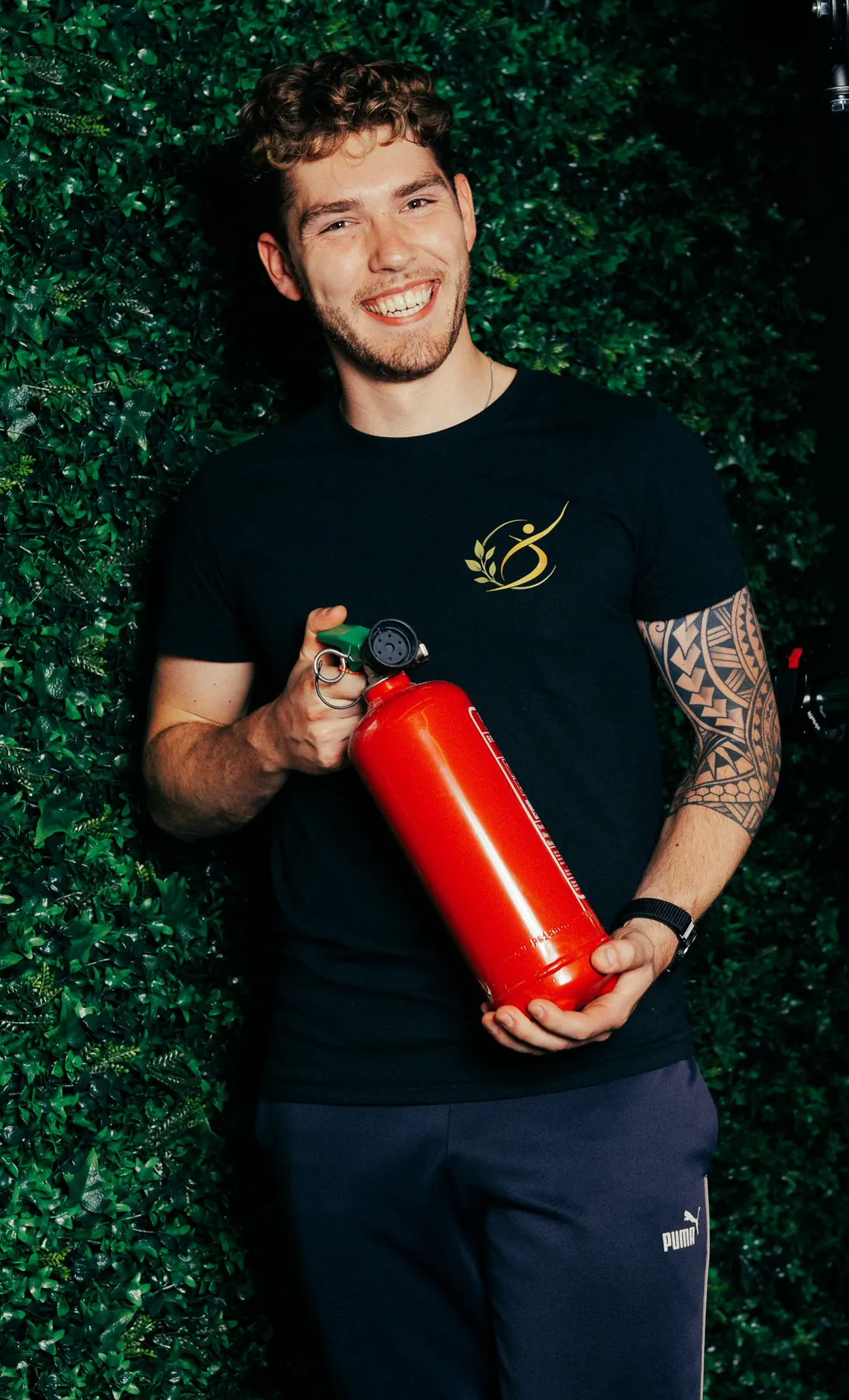 Nick van LevelFit Enschede met een brandblusser, als knipoog naar stoppen met roken