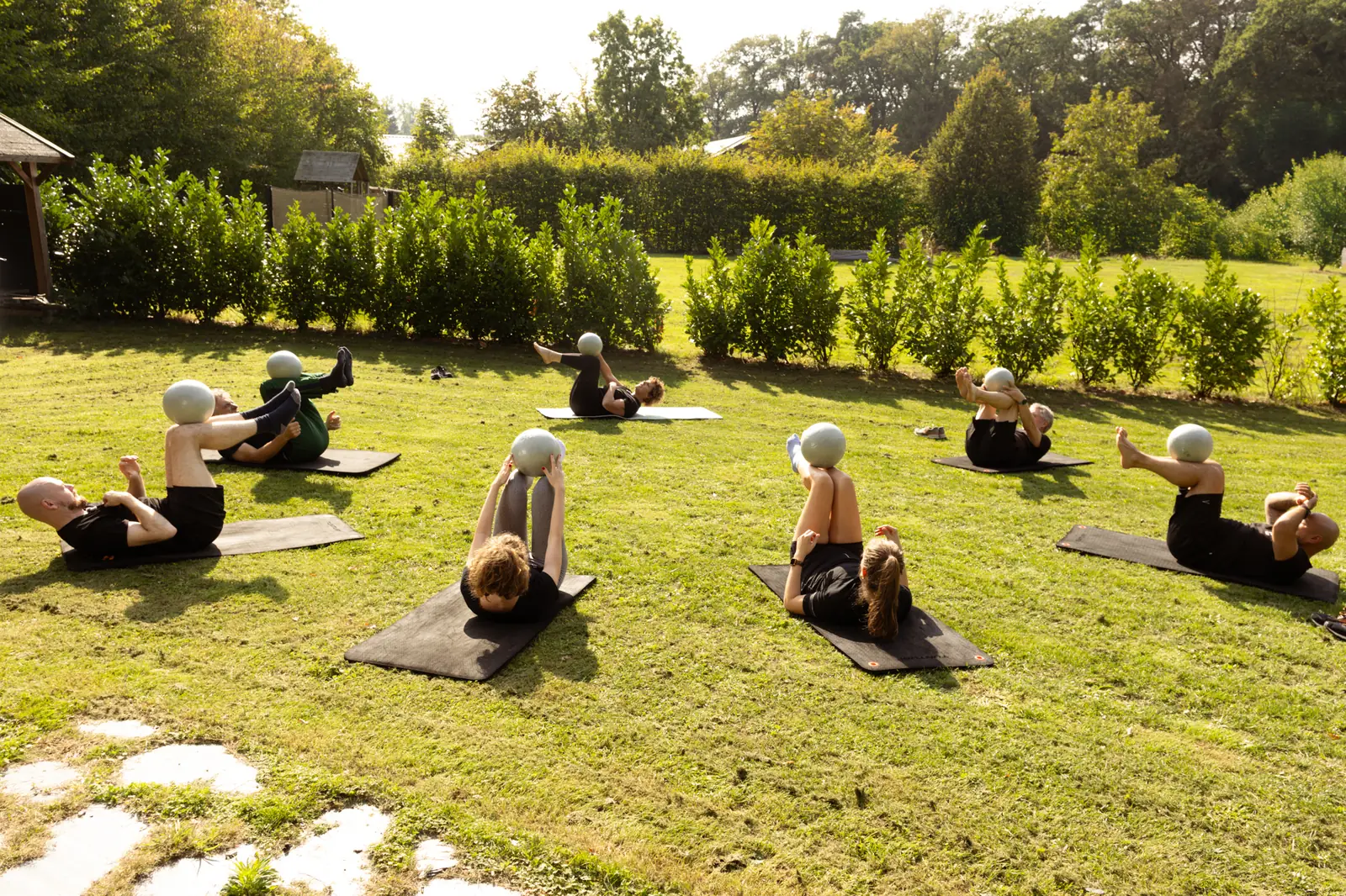 Pilatesles buiten op het gras bij LevelFit in Twekkelo