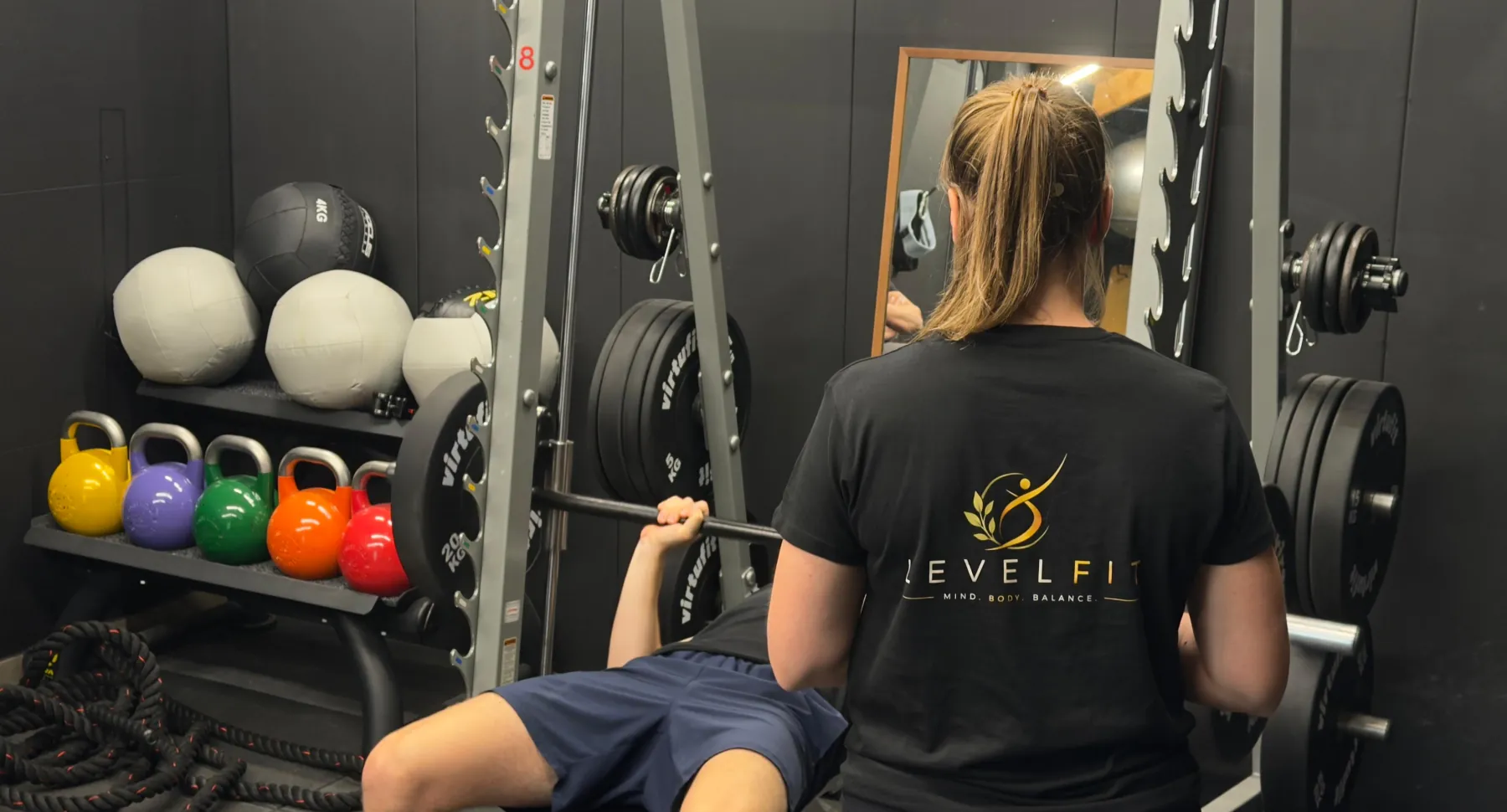 Bankdrukken met begeleiding van een trainer bij LevelFit Enschede