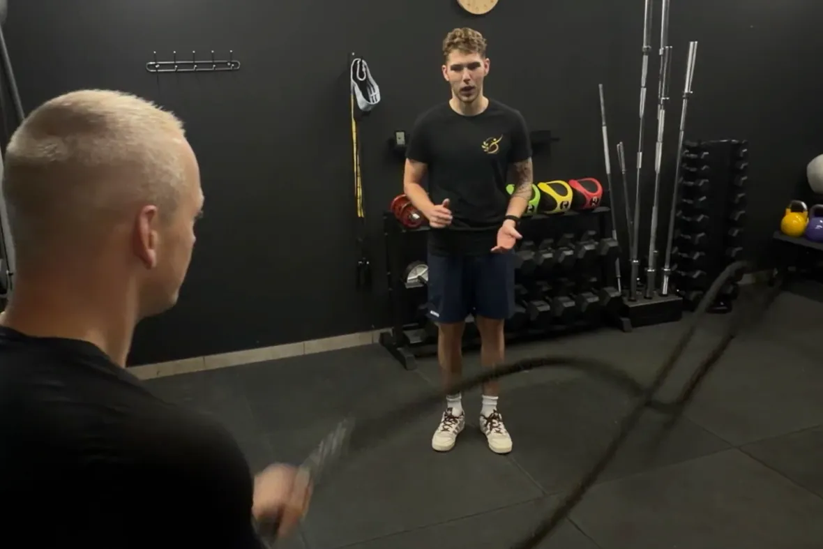 Trainen met battle ropes onder begeleiding bij LevelFit Enschede