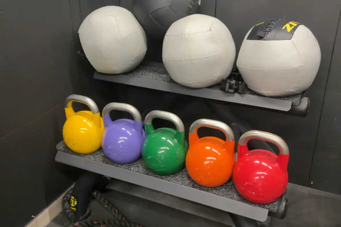 Kettlebells en medicijnballen in de studio van LevelFit Enschede